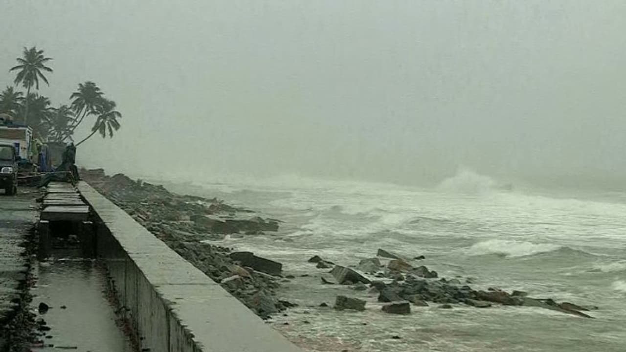 കേരള തീരത്ത് ഉയർന്ന തിരമാലയ്ക്കും കടലാക്രമണത്തിനും സാധ്യത; മീൻപിടിത്തത്തിന് തടസ്സമില്ല