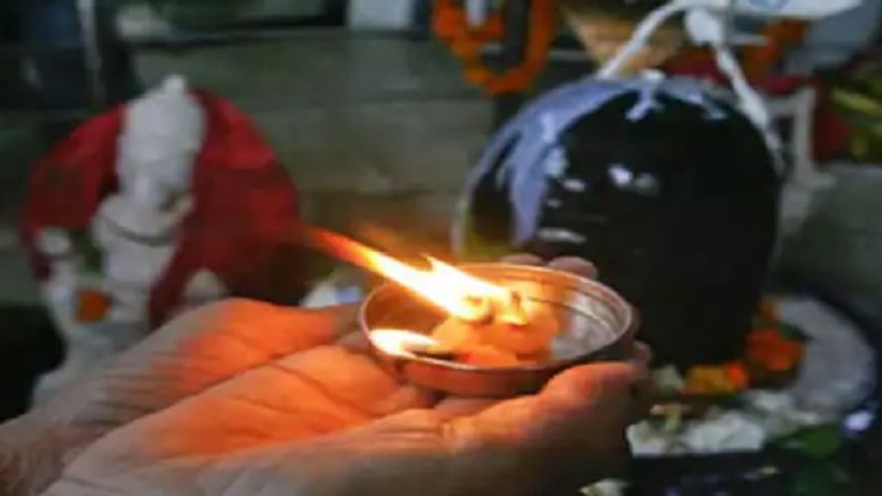 जम्मू कश्मीर में दिखी सांप्रदायिक सौहार्द्र की मिशाल, पर्वत की चोटी पर मूर्ति ले जाने में मुस्लिमों ने की मदद जम्मू कश्मीर में दिखी सांप्रदायिक सौहार्द्र की मिशाल, पर्वत की चोटी पर मूर्ति ले जाने में मुस्लिमों ने की मदद