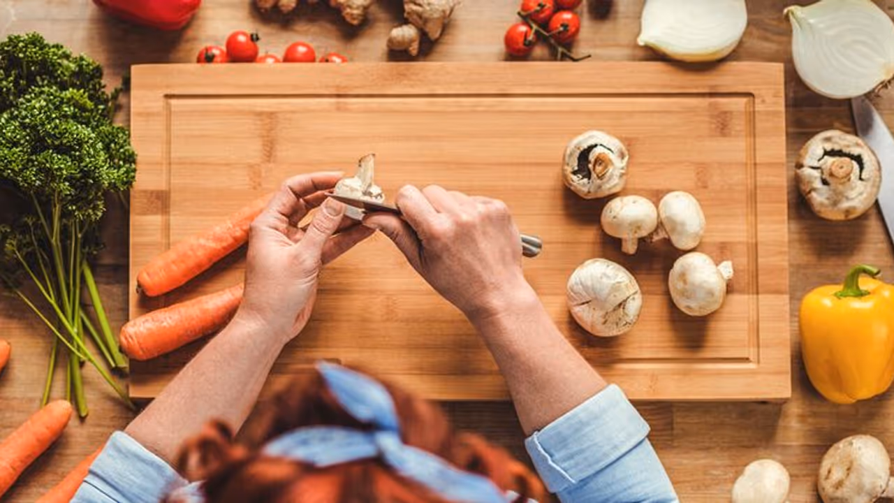 Eating During Cancer Treatment : ക്യാന്‍സര്‍ രോഗികള്‍ക്ക് എന്ത് കഴിക്കാന്‍ കൊടുക്കണം? 