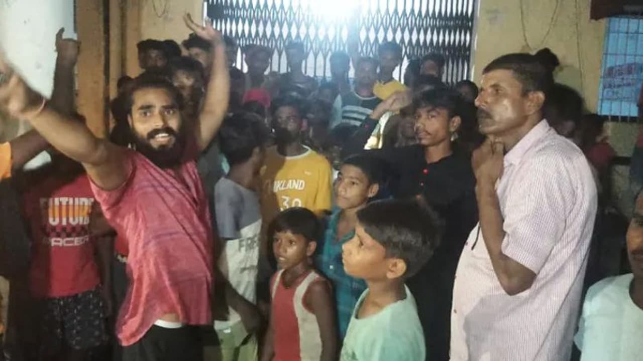 बिहार में गर्भवती को गर्दन पकड़कर अस्पताल से निकाला, दर्द से कराहती महिला ने सड़क पर दिया बच्चे को जन्म बिहार में गर्भवती को गर्दन पकड़कर अस्पताल से निकाला, दर्द से कराहती महिला ने सड़क पर दिया बच्चे को जन्म