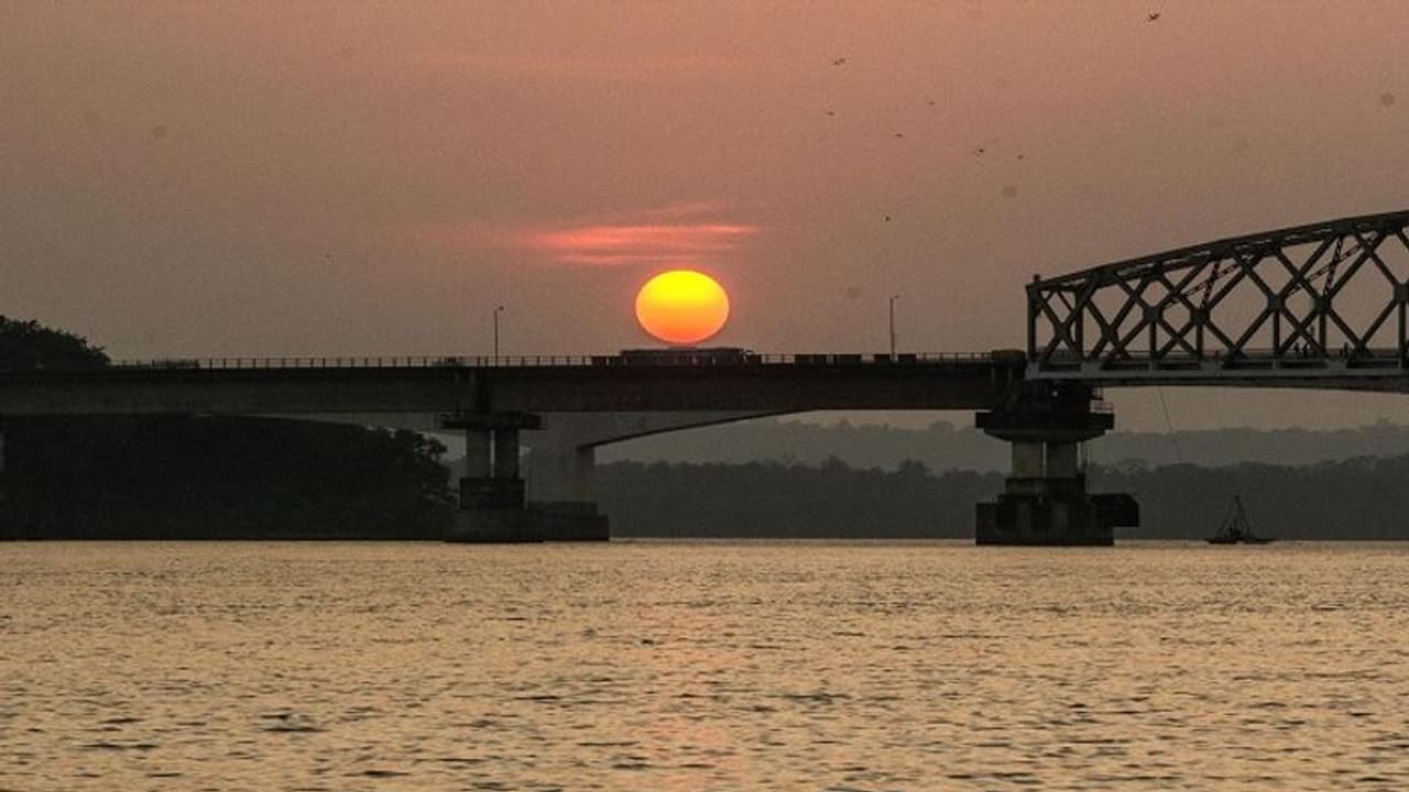 जर्मनी से आई महिला ने 18 महीने की बेटी को मार डाला, अपनी जान देने को नदी में कूदी, मजदूरों ने बचाया जर्मनी से आई महिला ने 18 महीने की बेटी को मार डाला, अपनी जान देने को नदी में कूदी, मजदूरों ने बचाया