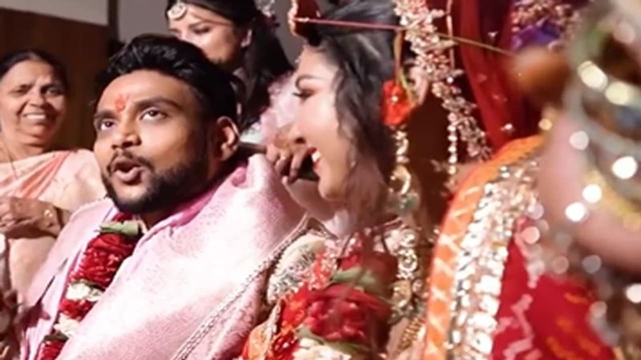 दूल्हे ने साली से मांगा 5 Kiss, दुल्हन की बहन का रिएक्शन देख लोग बोले दिल आ गया दूल्हे ने साली से मांगा 5 Kiss, दुल्हन की बहन का रिएक्शन देख लोग बोले दिल आ गया