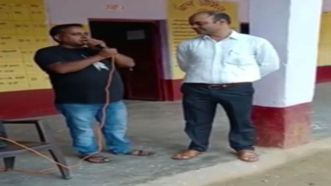 सरकारी स्कूल में तिरंगे झंडे के लिए बच्चों से मांगे जा रहे रुपए, अखिलेश यादव ने शेयर किया चौकाने वाला वीडियो सरकारी स्कूल में तिरंगे झंडे के लिए बच्चों से मांगे जा रहे रुपए, अखिलेश यादव ने शेयर किया चौकाने वाला वीडियो