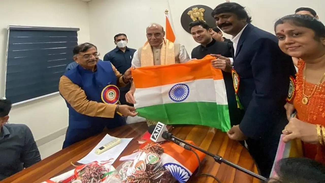 छात्राओं ने सीमा पर तैनात जवानों के लिए भेजी हाथ से बनी 2 लाख राखी, रक्षा मंत्री राजनाथ सिंह ने की तारीफ छात्राओं ने सीमा पर तैनात जवानों के लिए भेजी हाथ से बनी 2 लाख राखी, रक्षा मंत्री राजनाथ सिंह ने की तारीफ