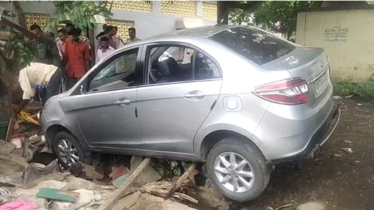 బెజవాడలో చిన్నారులపైకి దూసుకెళ్లిన కారు.. బాలుడు మృతి బెజవాడలో చిన్నారులపైకి దూసుకెళ్లిన కారు.. బాలుడు మృతి