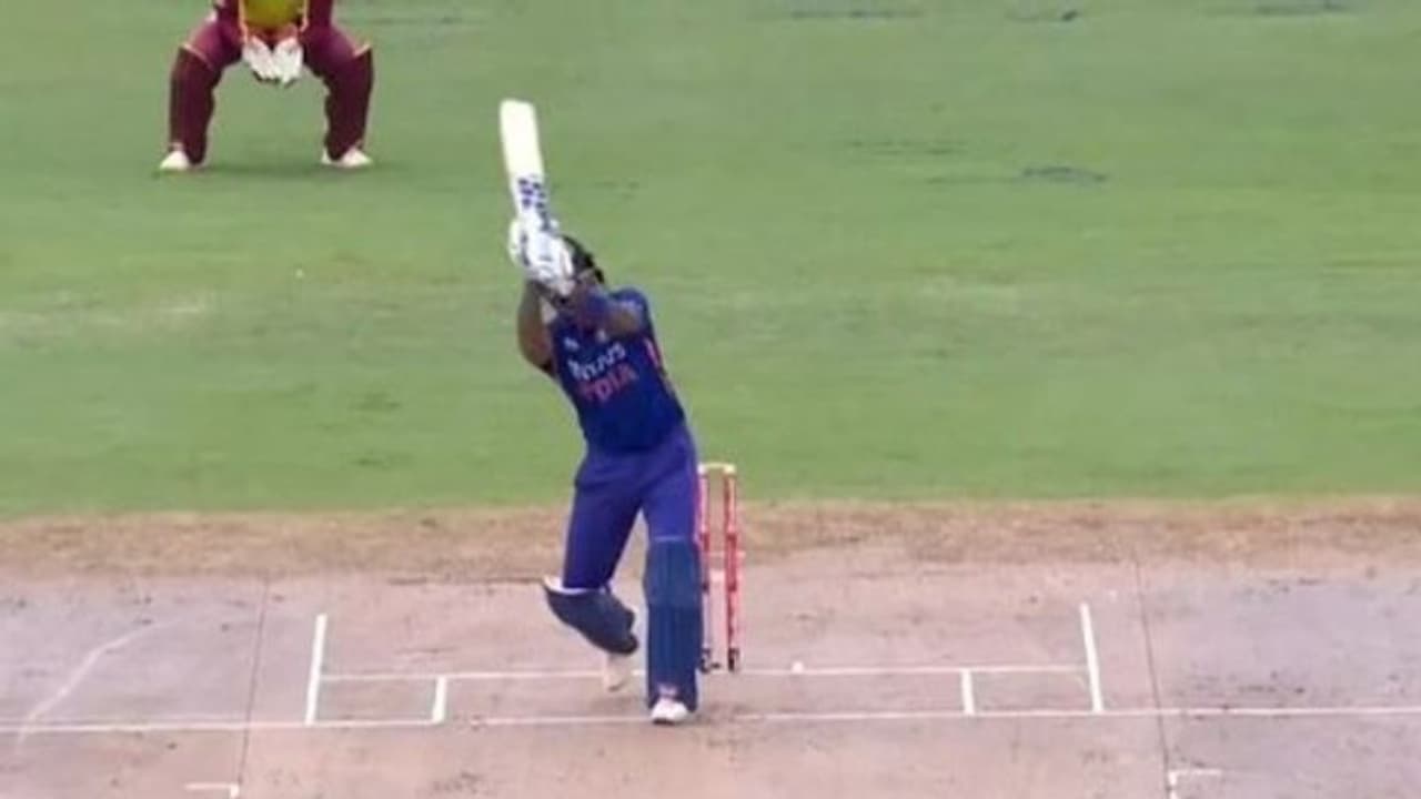 ധോണിക്കാലം അവസാനിച്ചിട്ടില്ല, ഇതാ സൂര്യകുമാറിന്‍റെ വക സ്‌റ്റൈലന്‍ ഹെലികോപ്റ്റര്‍ ഷോട്ട് വീഡിയോ