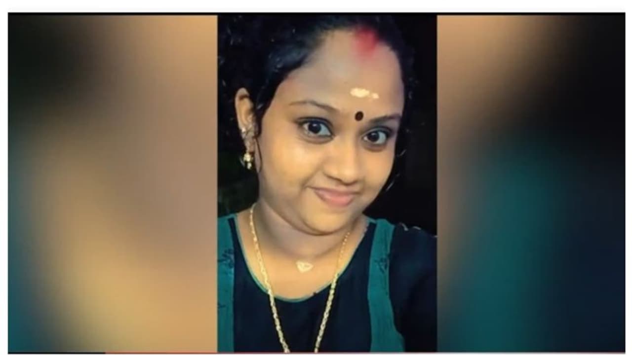 ട്രെയിന് വരുന്നത് കണ്ട് ട്രാക്കില് നിന്ന് മാറവേ തോട്ടില് വീണു, യുവതിക്ക് ദാരുണാന്ത്യം ട്രെയിന് വരുന്നത് കണ്ട് ട്രാക്കില് നിന്ന് മാറവേ തോട്ടില് വീണു, യുവതിക്ക് ദാരുണാന്ത്യം