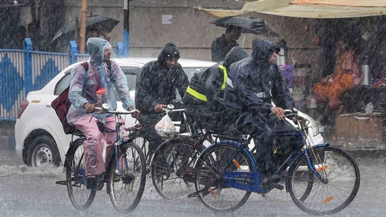 চোখ রাঙাচ্ছে নিম্নচাপ, ভারী বৃষ্টির পূর্বাভাস কলকাতা সহ উপকূলবর্তী জেলাগুলিতে চোখ রাঙাচ্ছে নিম্নচাপ, ভারী বৃষ্টির পূর্বাভাস কলকাতা সহ উপকূলবর্তী জেলাগুলিতে