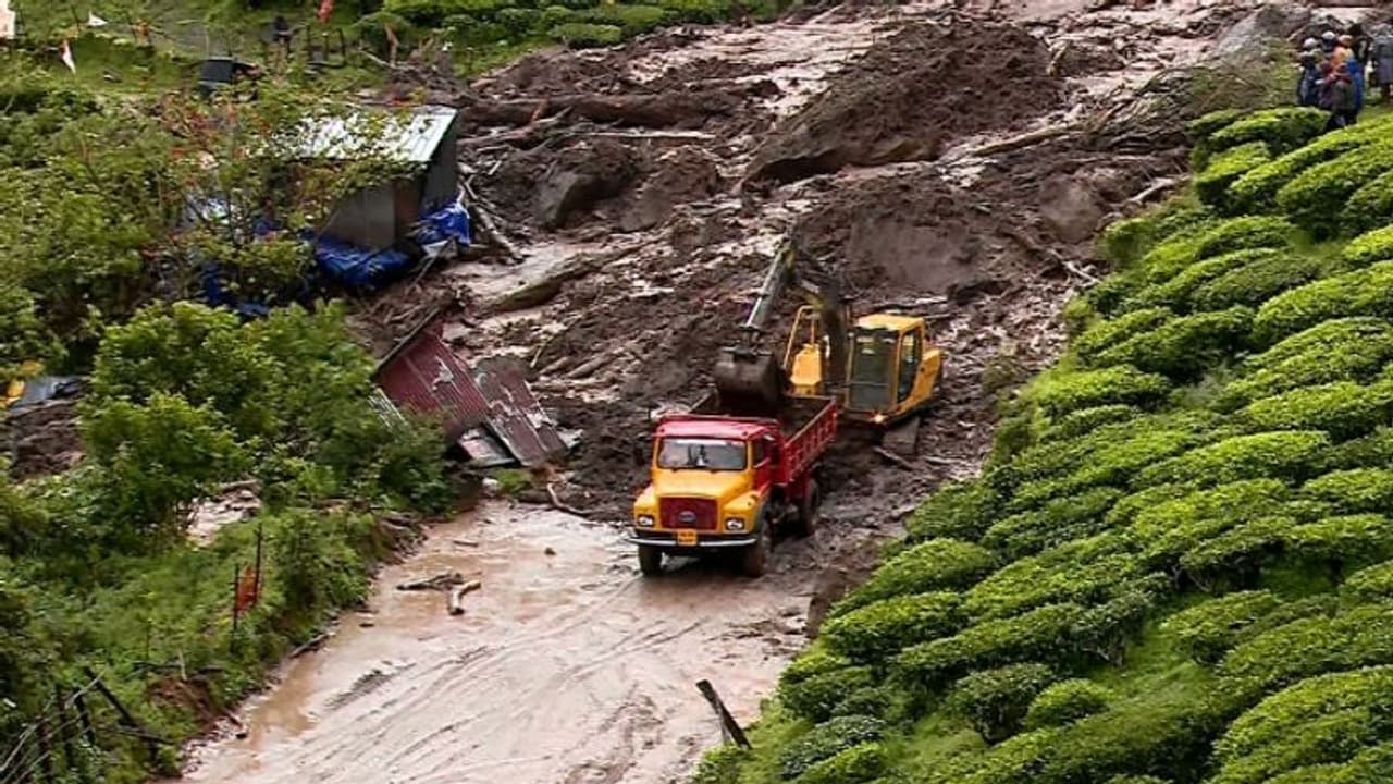 വട്ടവടയിൽ വീണ്ടും ഉരുൾപൊട്ടലും മണ്ണിടിച്ചിലും: രണ്ട് വീടുകൾ മണ്ണിനടിയിലായി 
