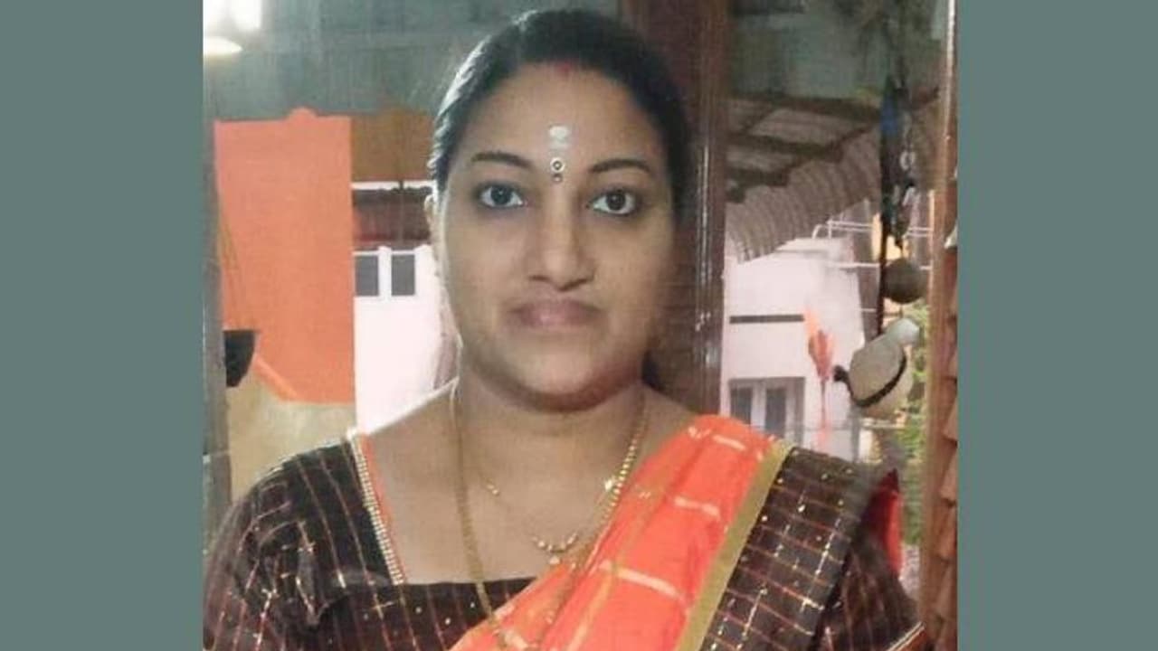 സ്കൂട്ടർ അപകടത്തിൽ പരിക്കേറ്റ യുവതി മരിച്ചു, ആശുപത്രിക്കെതിരെ ബന്ധുക്കൾ, ചികിത്സാപ്പിഴവെന്ന് ആരോപണം സ്കൂട്ടർ അപകടത്തിൽ പരിക്കേറ്റ യുവതി മരിച്ചു, ആശുപത്രിക്കെതിരെ ബന്ധുക്കൾ, ചികിത്സാപ്പിഴവെന്ന് ആരോപണം