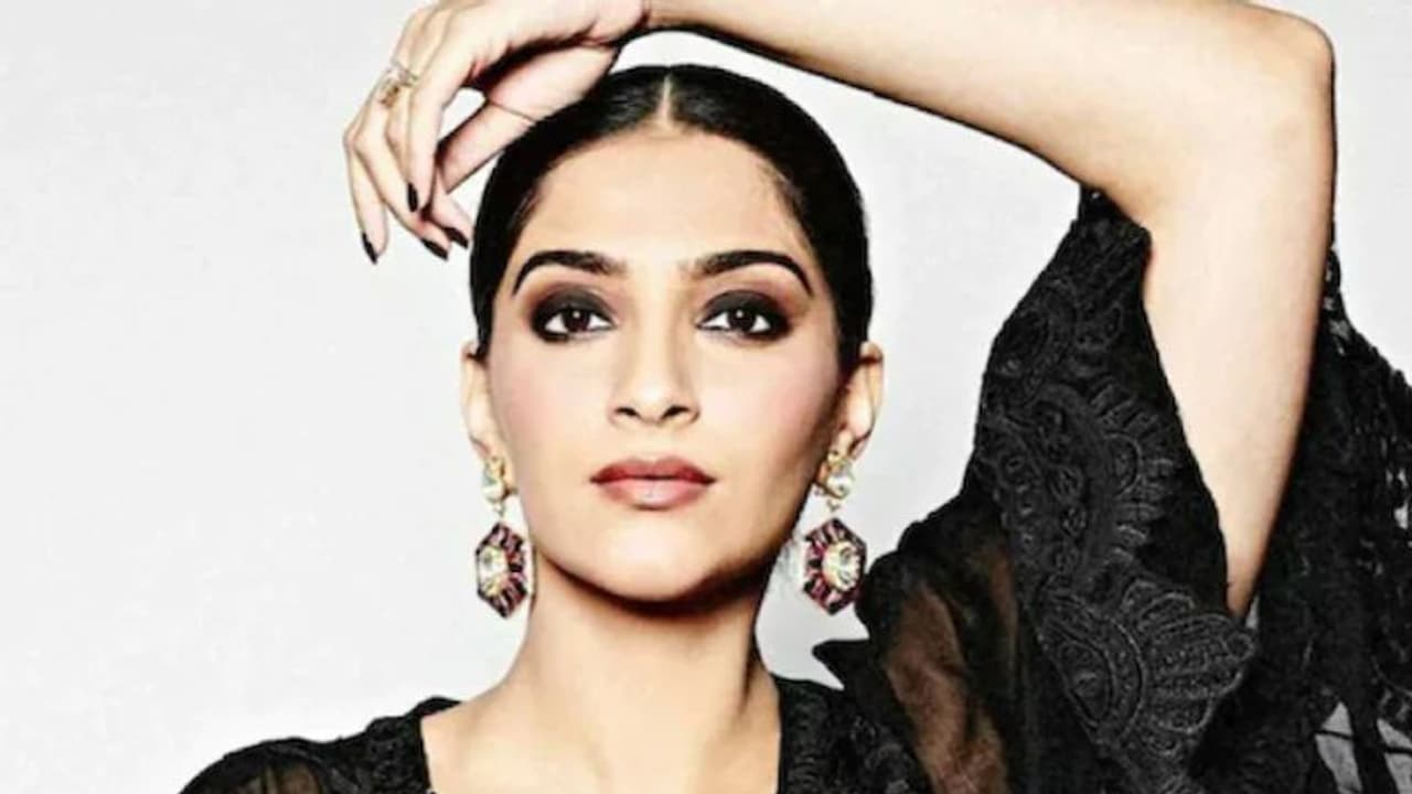 ফ্যাশনিস্তা সোনমের ৯০ শতাংশ পোশাকই অন্যের থেকে ধার নেওয়া! নিজের বিষয় গোপন তথ্য ফাঁস সোনমের ফ্যাশনিস্তা সোনমের ৯০ শতাংশ পোশাকই অন্যের থেকে ধার নেওয়া! নিজের বিষয় গোপন তথ্য ফাঁস সোনমের