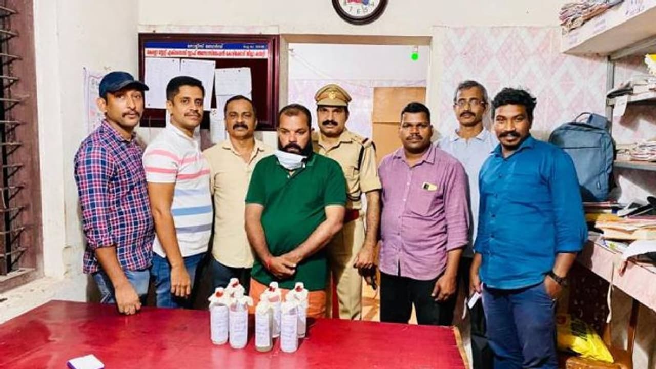 സ്കൂട്ടറില് ചാരായം കടത്തവെ യുവാവ് പിടിയിൽ സ്കൂട്ടറില് ചാരായം കടത്തവെ യുവാവ് പിടിയിൽ