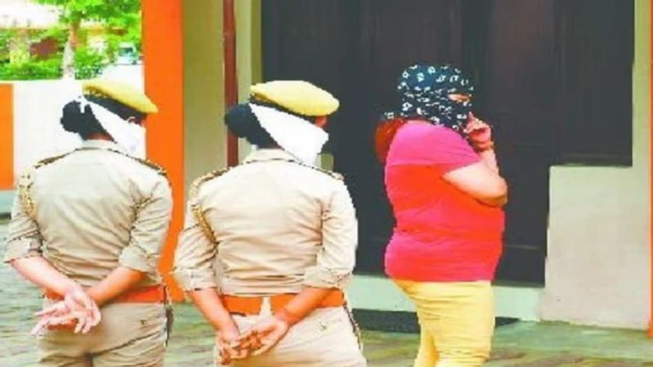 आगरा देह व्यापार: लड़कियों की फोटो से लेकर पैसों तक ऑनलाइन चल रहा था पूरा खेल, सरगना के फोन से खुलेंगे कई राज