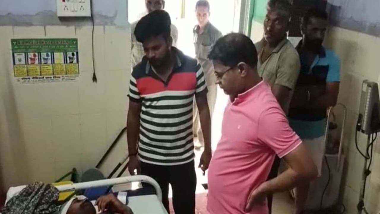 झालावाड़ में दोनों हाथों में तलवार लेकर पहुंचा युवक, दंपत्ति पर किए हमले, जानें क्या है मामला झालावाड़ में दोनों हाथों में तलवार लेकर पहुंचा युवक, दंपत्ति पर किए हमले, जानें क्या है मामला