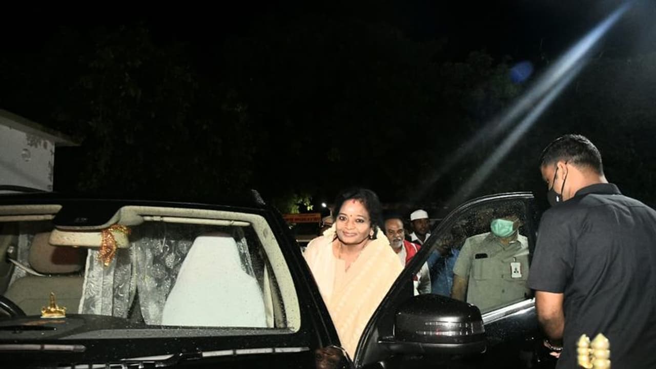  బాసర ట్రిపుల్ ఐటీకి తమిళిసై: విద్యార్ధులతో కలిసి టిఫిన్