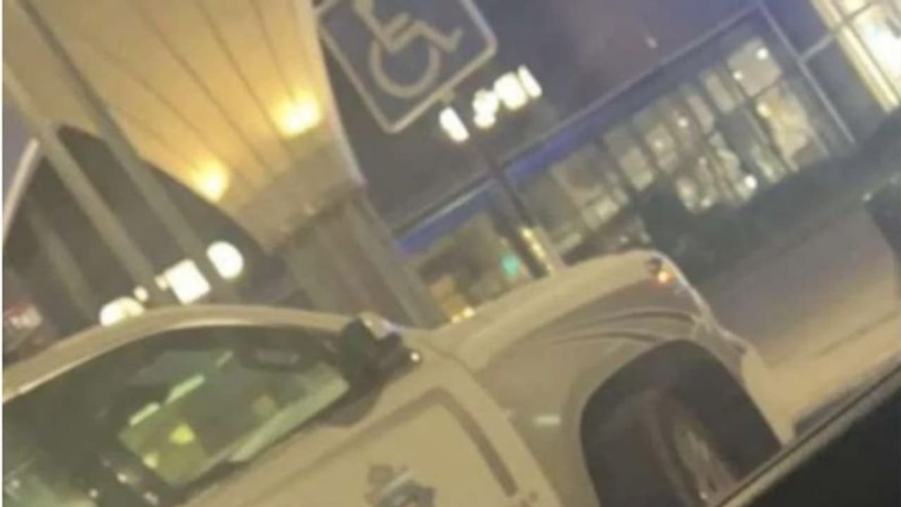 വികലാംഗരുടെ പാര്ക്കിങ് സ്ഥലത്ത് പൊലീസ് വാഹനം നിര്ത്തിയിട്ടു; ഉദ്യോഗസ്ഥര്ക്കെതിരെ നടപടി വികലാംഗരുടെ പാര്ക്കിങ് സ്ഥലത്ത് പൊലീസ് വാഹനം നിര്ത്തിയിട്ടു; ഉദ്യോഗസ്ഥര്ക്കെതിരെ നടപടി