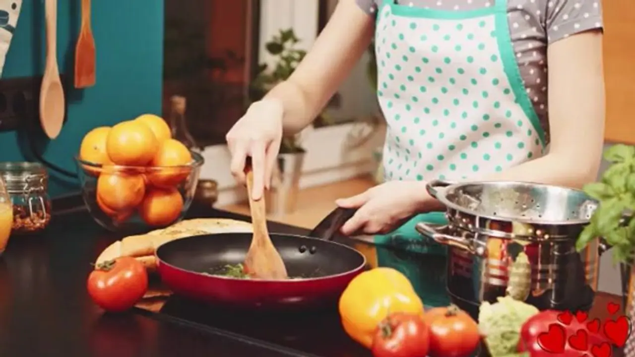 किचन में आ गए हैं ढेर सारे कॉकरोच या सब्जियों का रंग पड़ गया है फीका, तो आजमाएं ये किचन हैक्स