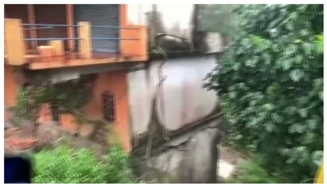 കാസർകോട് 10 വര്ഷം പഴക്കമുള്ള ബഹുനില കെട്ടിടം തകർന്ന് വീണു കാസർകോട് 10 വര്ഷം പഴക്കമുള്ള ബഹുനില കെട്ടിടം തകർന്ന് വീണു