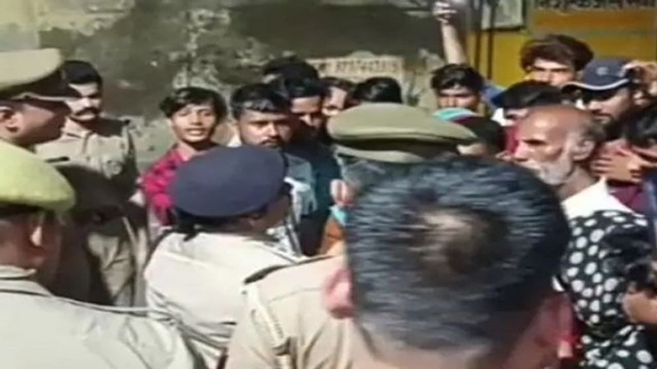 आगरा में बुलडोजर चलाकर तोड़ दी सालों पुरानी मजार, पुलिस छावनी में तब्दील हो गया अपार्टमेंट आगरा में बुलडोजर चलाकर तोड़ दी सालों पुरानी मजार, पुलिस छावनी में तब्दील हो गया अपार्टमेंट
