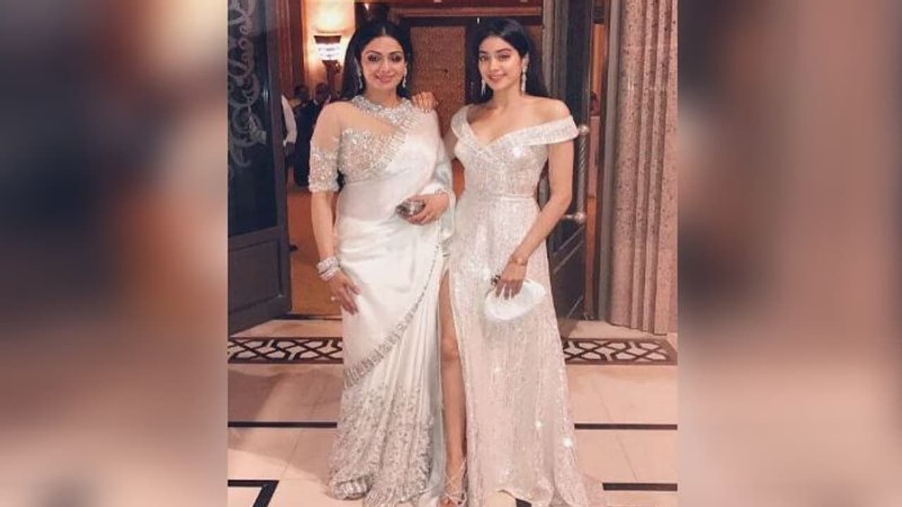 শ্রীদেবীর মেয়ে হওয়ায় অনেক সমালোচনা সহ্য করেছেন জাহ্নবী, কিন্তু কেন? শ্রীদেবীর মেয়ে হওয়ায় অনেক সমালোচনা সহ্য করেছেন জাহ্নবী, কিন্তু কেন?