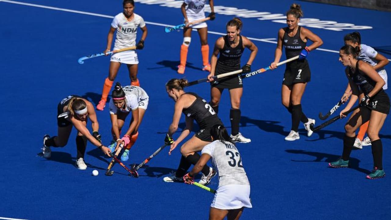 కామన్వెల్త్ గేమ్స్: కాంస్యం గెలిచిన భారత మహిళా హాకీ జట్టు... ఫైనల్‌కి పీవీ సింధు...