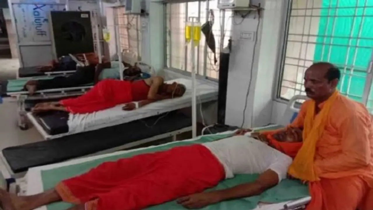 भक्त बनकर आए बदमाशों ने महोबा के साईं मंदिर से चुराया लाखों का मुकुट, पुजारियों व गार्ड के साथ किया ऐसा सुलूक भक्त बनकर आए बदमाशों ने महोबा के साईं मंदिर से चुराया लाखों का मुकुट, पुजारियों व गार्ड के साथ किया ऐसा सुलूक