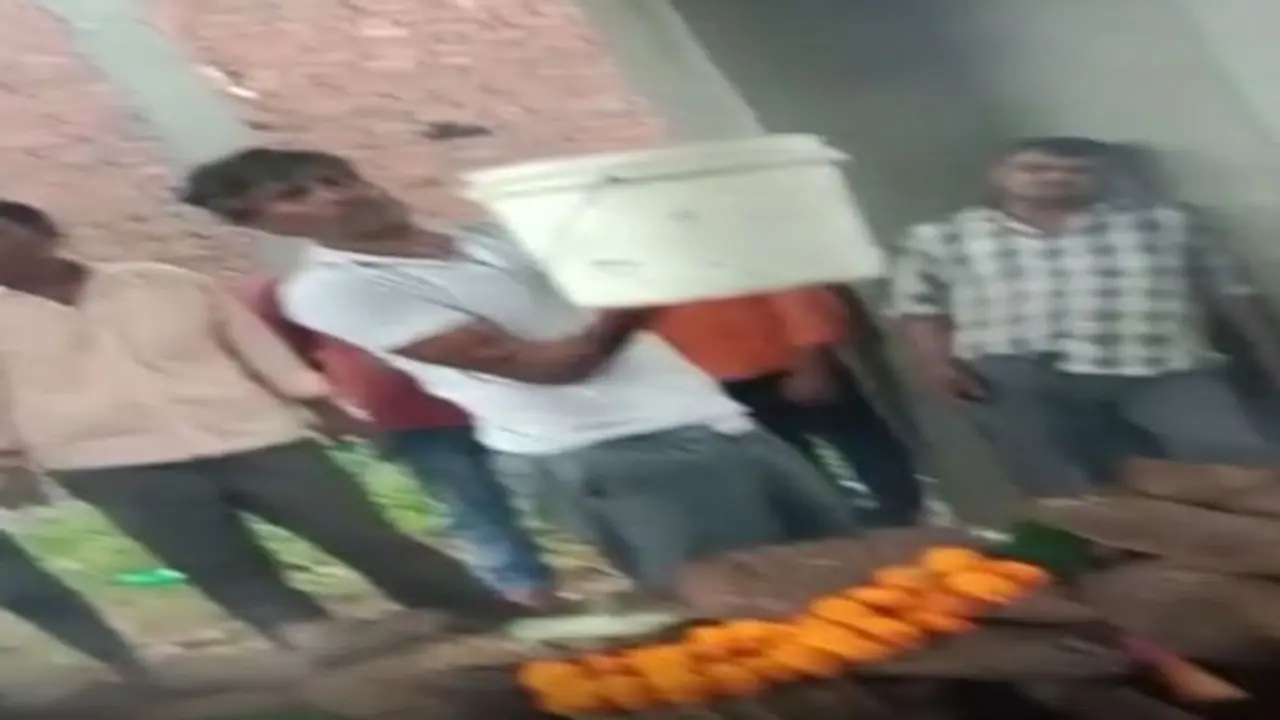 मरने के बाद कब्र में भी नहीं मिल रहा सुकून, यूपी में मुर्दे भी हो रहे सिस्टम की लापरवाही के शिकार मरने के बाद कब्र में भी नहीं मिल रहा सुकून, यूपी में मुर्दे भी हो रहे सिस्टम की लापरवाही के शिकार