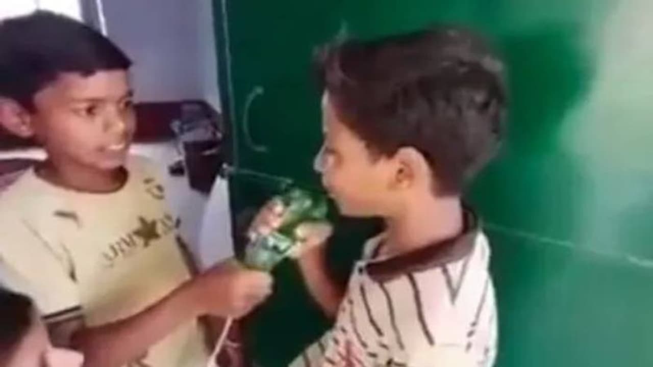 സ്കൂളിന്റെ അവസ്ഥ മഹാമോശമാണ്, വടി മൈക്കാക്കി വിദ്യാർത്ഥിയുടെ റിപ്പോർട്ടിംഗ് വൈറൽ സ്കൂളിന്റെ അവസ്ഥ മഹാമോശമാണ്, വടി മൈക്കാക്കി വിദ്യാർത്ഥിയുടെ റിപ്പോർട്ടിംഗ് വൈറൽ