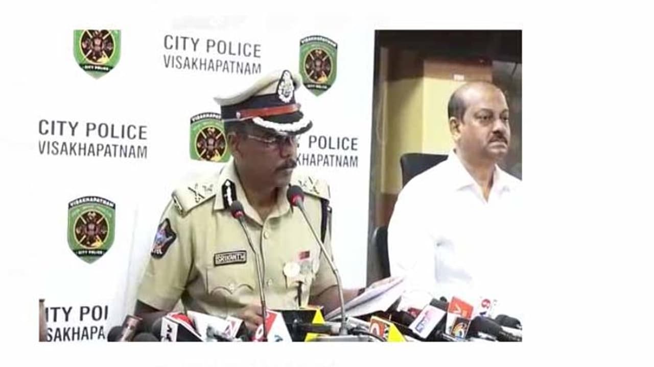 విశాఖపట్టణంలో డ్రగ్స్ కలకలం: ఐదుగురు అరెస్ట్ విశాఖపట్టణంలో డ్రగ్స్ కలకలం: ఐదుగురు అరెస్ట్