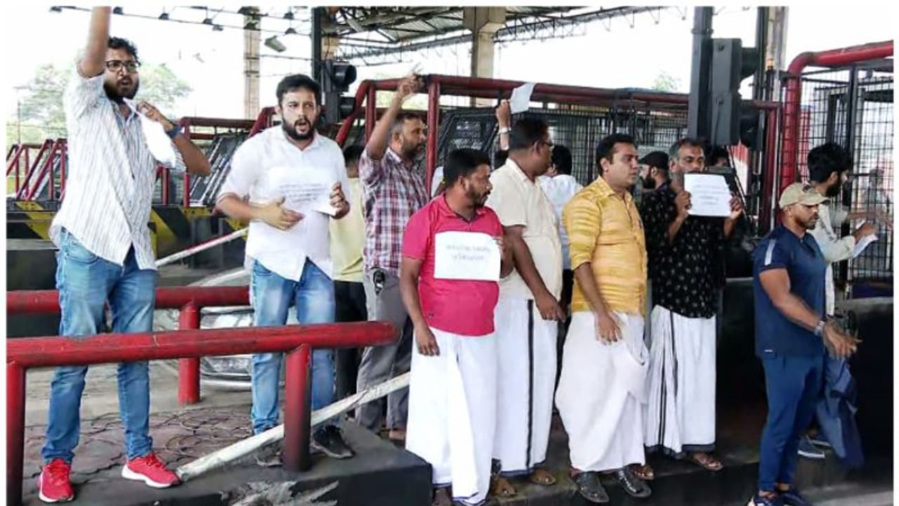 ടോൾ പ്ലാസ ഉപരോധിച്ച് ഹാഷിമിന്റെ ബന്ധുക്കളുടെ പ്രതിഷേധം, കുഴികളടക്കാമെന്ന് ഒടുവിൽ ഉറപ്പ്