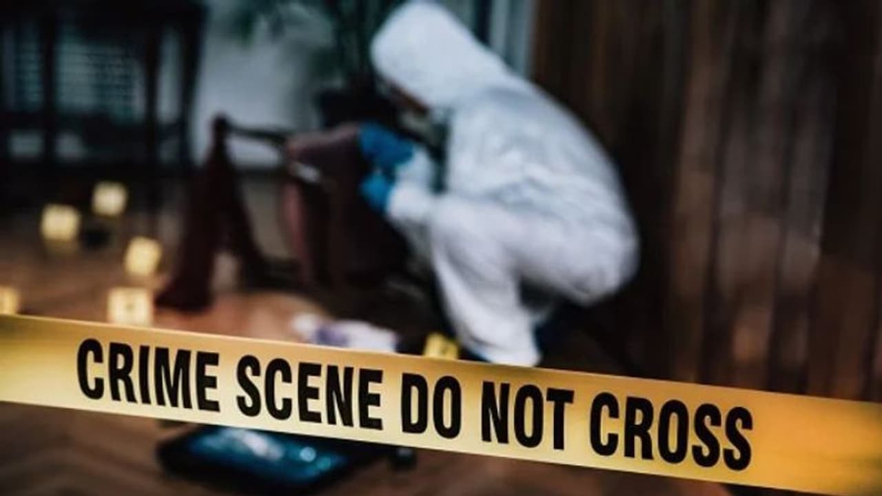 பட்டப்பகலில் திமுக பிரமுகர் வெட்டி படுகொலை.. வெளியான பகீர் காரணம்.. பெண்ணை தீவிரமாக தேடும் போலீஸ்..!