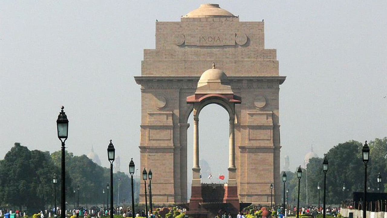 చిరువ్యాపారులను ఇటుకలతో కొట్టిన సెక్యూరిటీ గార్డులు.. ఇండియా గేట్‌ వద్ద ఉద్రిక్తత.. 