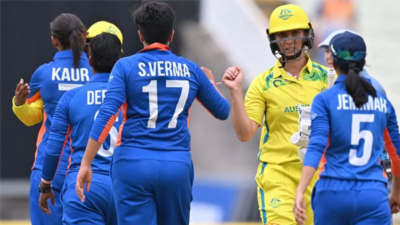 India W vs Australia w: कॉमनवेल्थ गेम्स के फाइनल में 9 रन से हारी भारतीय टीम, सिल्वर से संतोष India W vs Australia w: कॉमनवेल्थ गेम्स के फाइनल में 9 रन से हारी भारतीय टीम, सिल्वर से संतोष