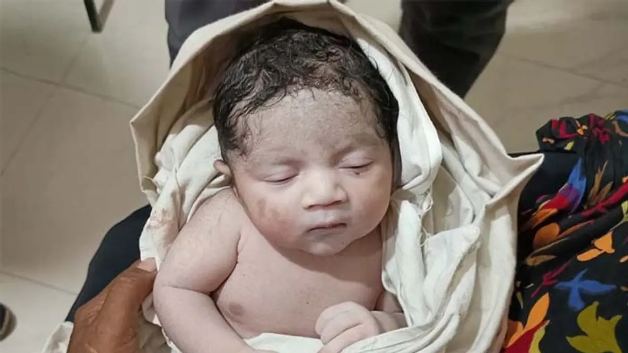 एक भयंकर हादसे में ट्रक ने मां बाप को कुचल दिया, सड़क पर जन्मी इस बच्ची की जिंदगी संवारने उठे हजारों हाथ