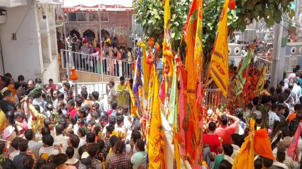 खाटू श्याम मंदिर में भगदड़: परिजन मदद के लिए चिल्लाते रहे भीड़ ने 3 महिलाओं को कुचल डाला, मौके पर मौत खाटू श्याम मंदिर में भगदड़: परिजन मदद के लिए चिल्लाते रहे भीड़ ने 3 महिलाओं को कुचल डाला, मौके पर मौत
