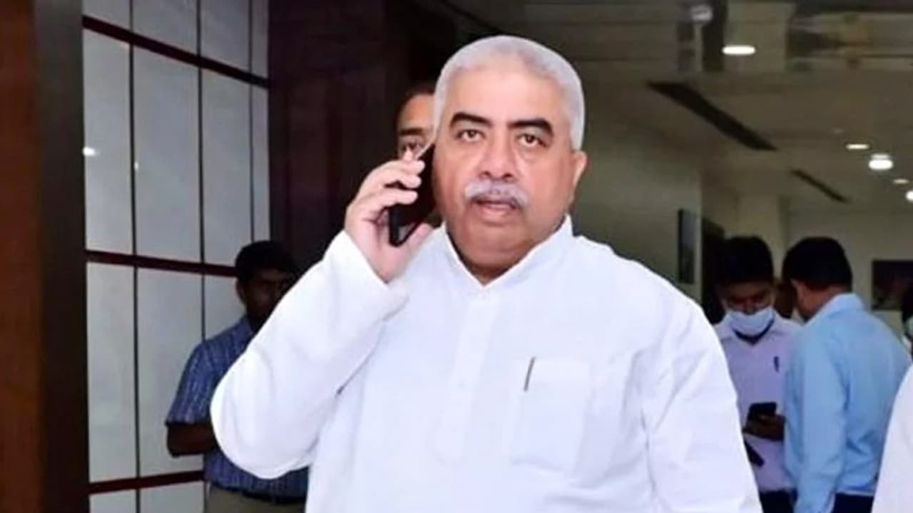 योगी सरकार में कैबिनेट मंत्री राकेश सचान को एक साल की कैद, इस तरह से हुए रिहा योगी सरकार में कैबिनेट मंत्री राकेश सचान को एक साल की कैद, इस तरह से हुए रिहा