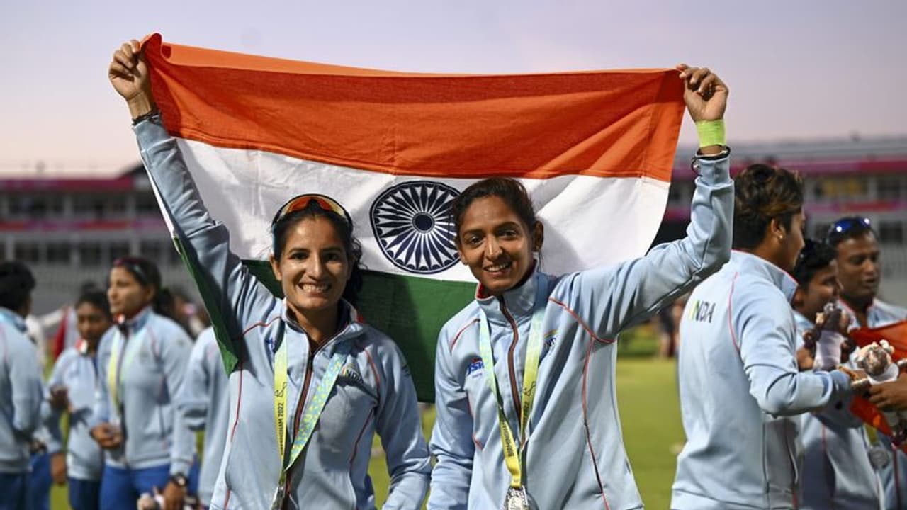 காமன்வெல்த் போட்டிகள்: 10ம் நாளில் 15 பதக்கங்களை வாரி குவித்த இந்திய வீரர்கள், வீராங்கனைகள் காமன்வெல்த் போட்டிகள்: 10ம் நாளில் 15 பதக்கங்களை வாரி குவித்த இந்திய வீரர்கள், வீராங்கனைகள்