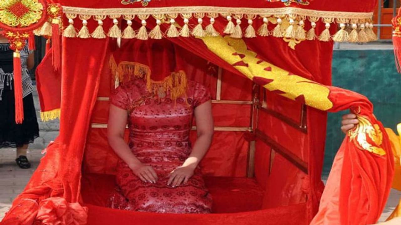 7 जनम नहीं यहां सिर्फ एक दिन के लिए होती है दूल्हा दुल्हन की शादी, लाल कपड़ा फेंक कर चुनती है पति