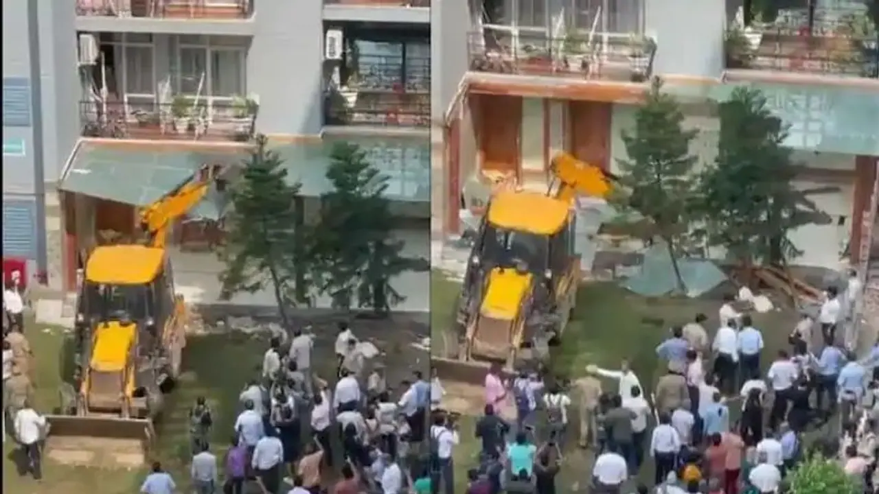 श्रीकांत त्यागी के अतिक्रमण पर चला बुलडोजर, पुलिस को चकमा देकर भागा फिर रहा गालीबाज नेता श्रीकांत त्यागी के अतिक्रमण पर चला बुलडोजर, पुलिस को चकमा देकर भागा फिर रहा गालीबाज नेता