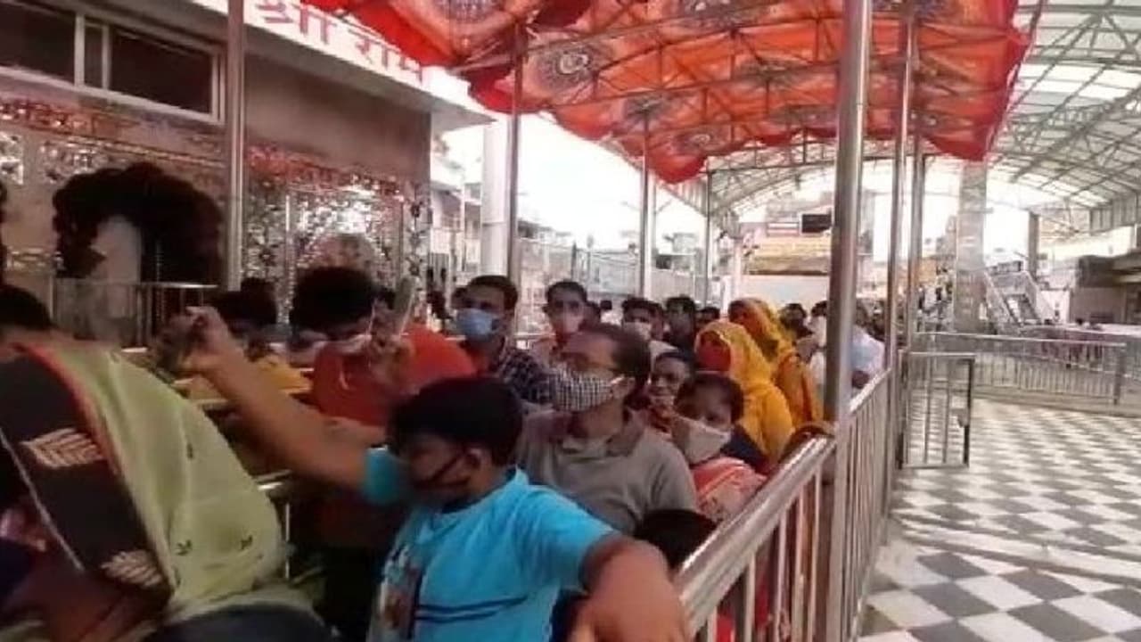 खाटू श्याम जी में हुई भदगड़ के बाद दर्शन फिर शुरु, श्रद्धालु भक्ति में डूबे आए नजर...CM ने दिए जांच के आदेश खाटू श्याम जी में हुई भदगड़ के बाद दर्शन फिर शुरु, श्रद्धालु भक्ति में डूबे आए नजर...CM ने दिए जांच के आदेश