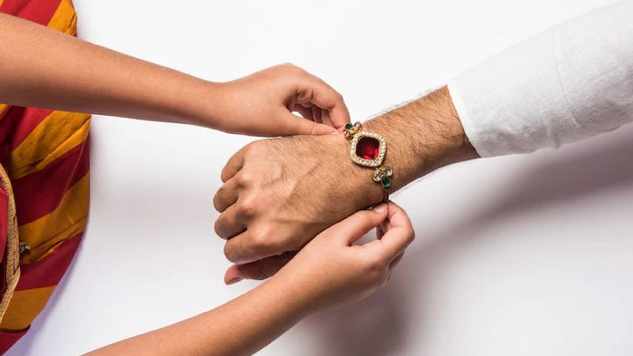 ಸಹೋದರ ಸಾಯುವಂತೆ ಸಹೋದರಿಯ ಶಾಪ: ಭಾರತದ ಈ ರಾಜ್ಯದಲ್ಲಿದೆ ವಿಶಿಷ್ಟ ಸಂಪ್ರದಾಯ ಸಹೋದರ ಸಾಯುವಂತೆ ಸಹೋದರಿಯ ಶಾಪ: ಭಾರತದ ಈ ರಾಜ್ಯದಲ್ಲಿದೆ ವಿಶಿಷ್ಟ ಸಂಪ್ರದಾಯ