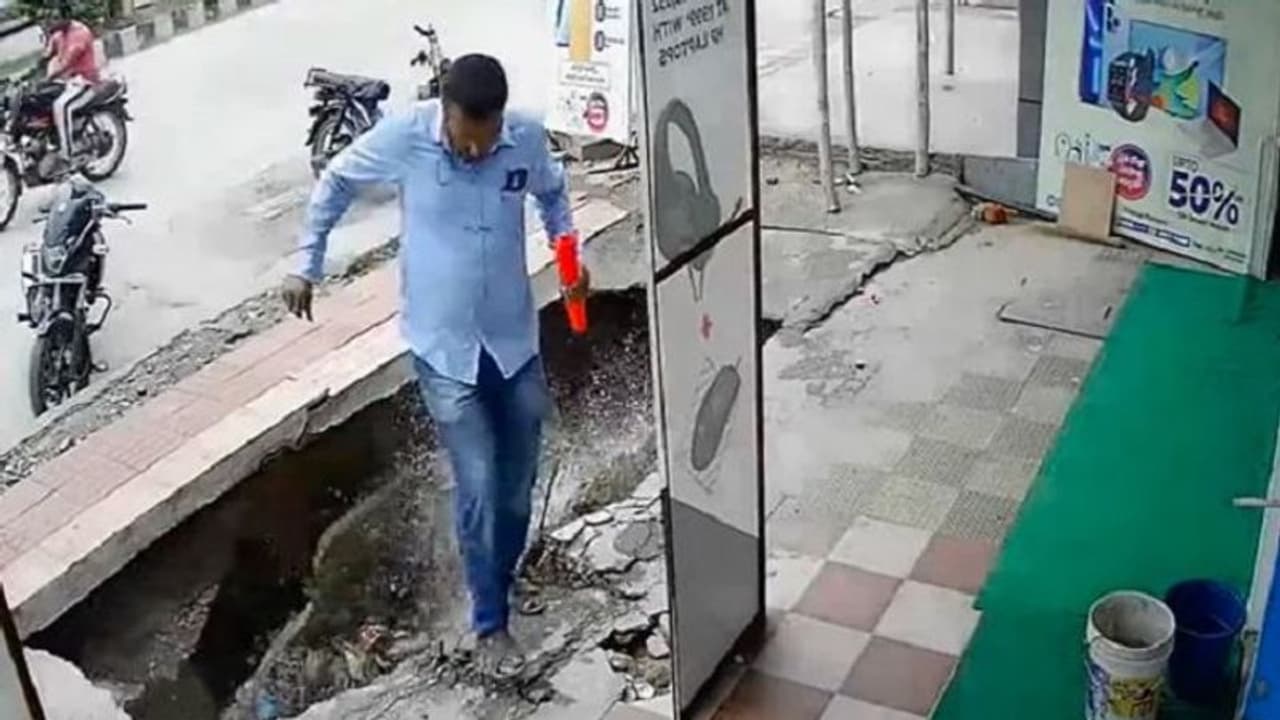 అదృష్ఠం అంటే ఇతనిదేనేమో.. ఒక్క సెకండ్లోనే.. ఆనంద్ మహీంద్రాను ఆశ్చర్యపరిచిన వీడియో.. అదృష్ఠం అంటే ఇతనిదేనేమో.. ఒక్క సెకండ్లోనే.. ఆనంద్ మహీంద్రాను ఆశ్చర్యపరిచిన వీడియో..