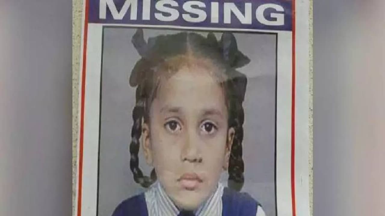 ഇന്റർനെറ്റിൽ സ്വന്തം പോസ്റ്റർ, ഒമ്പത് വർഷം മുമ്പ് തട്ടിക്കൊണ്ടുപോയ പെൺകുട്ടി വീട്ടുകാരുമായി ഒന്നിച്ചു ഇന്റർനെറ്റിൽ സ്വന്തം പോസ്റ്റർ, ഒമ്പത് വർഷം മുമ്പ് തട്ടിക്കൊണ്ടുപോയ പെൺകുട്ടി വീട്ടുകാരുമായി ഒന്നിച്ചു