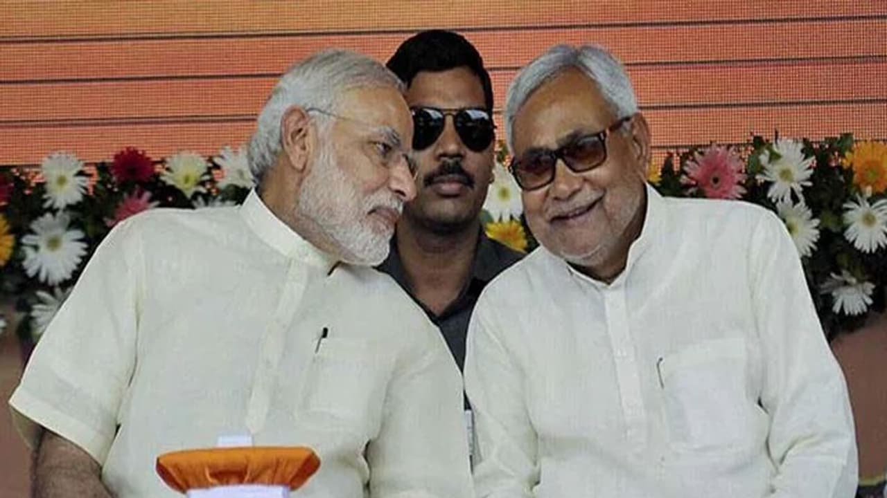 नीतीश की नई चाल! ये हैं वो 5 हिंट जिससे बिहार में लगी सत्ता परिवर्तन की अटकलें, वेट एंड वॉच मोड में तेजस्वी नीतीश की नई चाल! ये हैं वो 5 हिंट जिससे बिहार में लगी सत्ता परिवर्तन की अटकलें, वेट एंड वॉच मोड में तेजस्वी