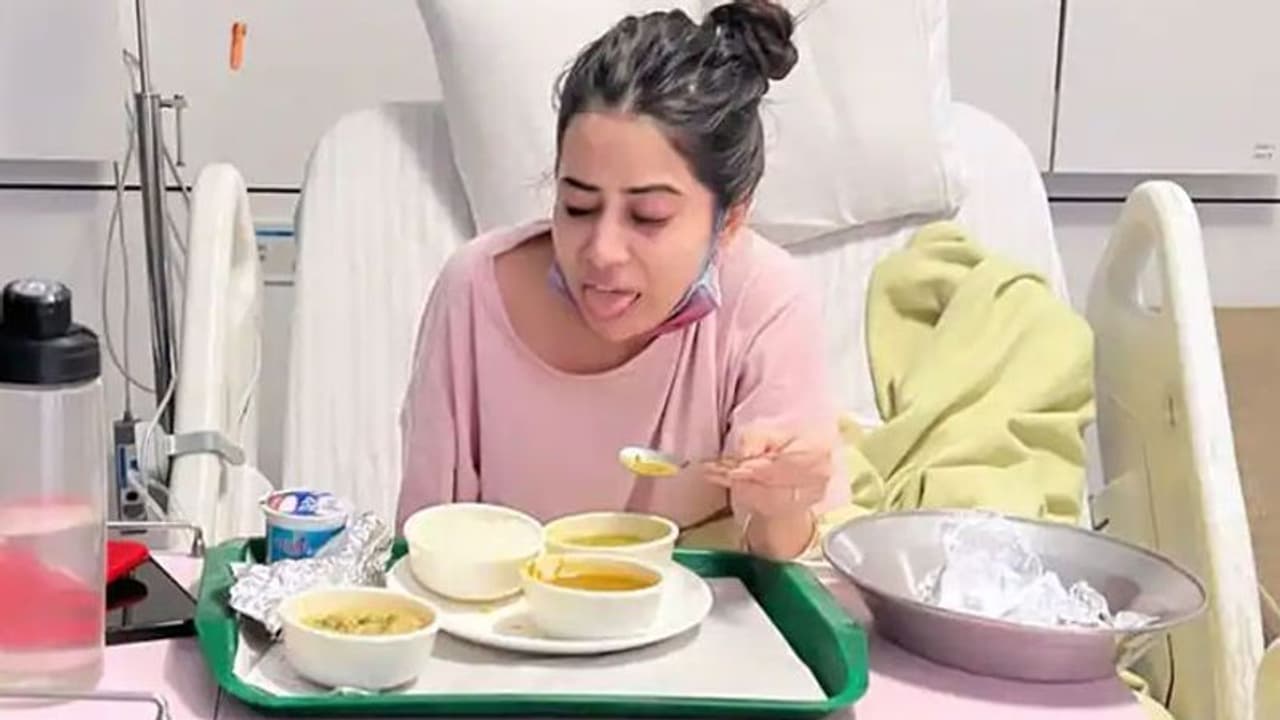 अस्पताल में भर्ती उर्फी जावेद की पहली फोटो आई सामने, खाने को देखते ही बुरा मुंह बनाया अस्पताल में भर्ती उर्फी जावेद की पहली फोटो आई सामने, खाने को देखते ही बुरा मुंह बनाया