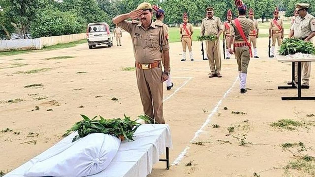 വൻ വെടിമരുന്ന് ശേഖരം കണ്ടെത്താനടക്കം പൊലീസിനെ സഹായിച്ചവൻ, ധീരനായ നായ, ഒലി യാത്രയായി വൻ വെടിമരുന്ന് ശേഖരം കണ്ടെത്താനടക്കം പൊലീസിനെ സഹായിച്ചവൻ, ധീരനായ നായ, ഒലി യാത്രയായി