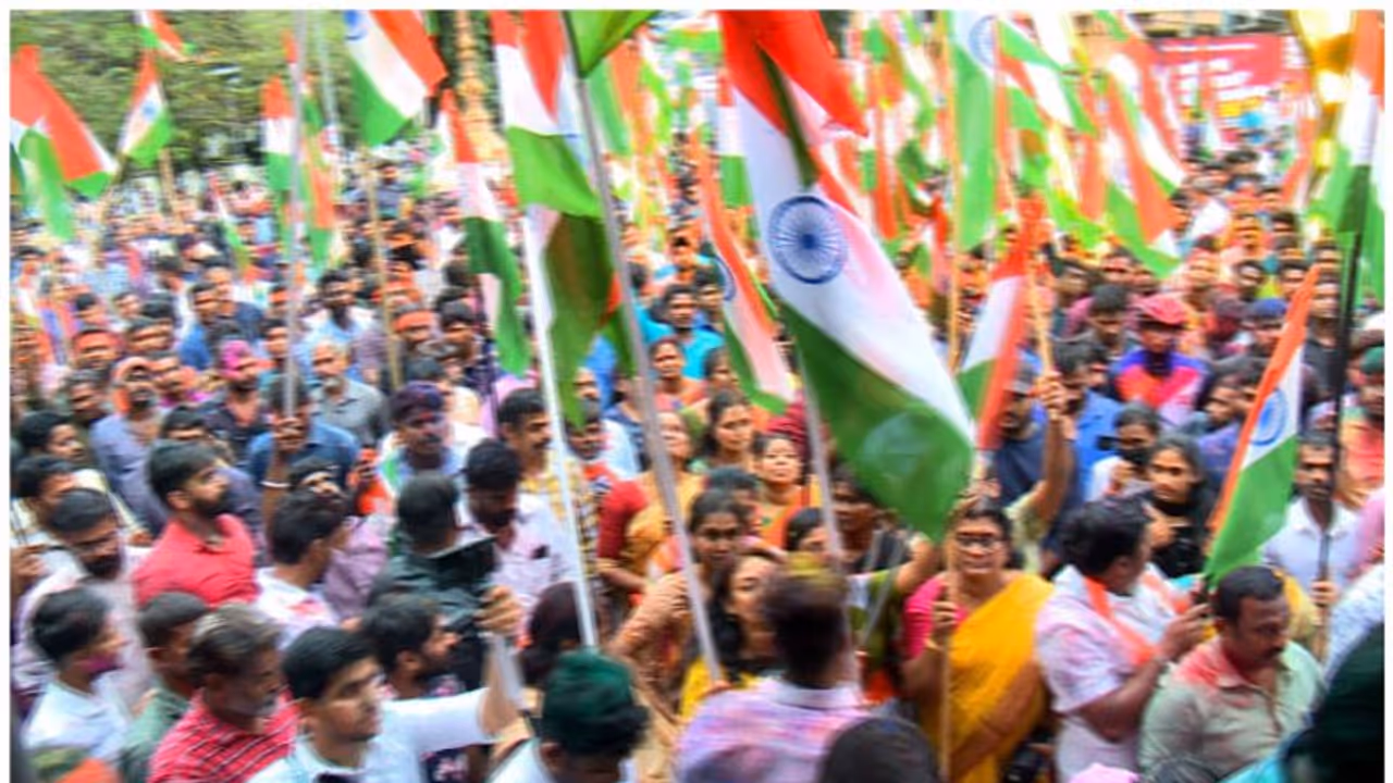 yuvamorcha insulted indian flag while tiranga yatra youth congress complaint in palakkad