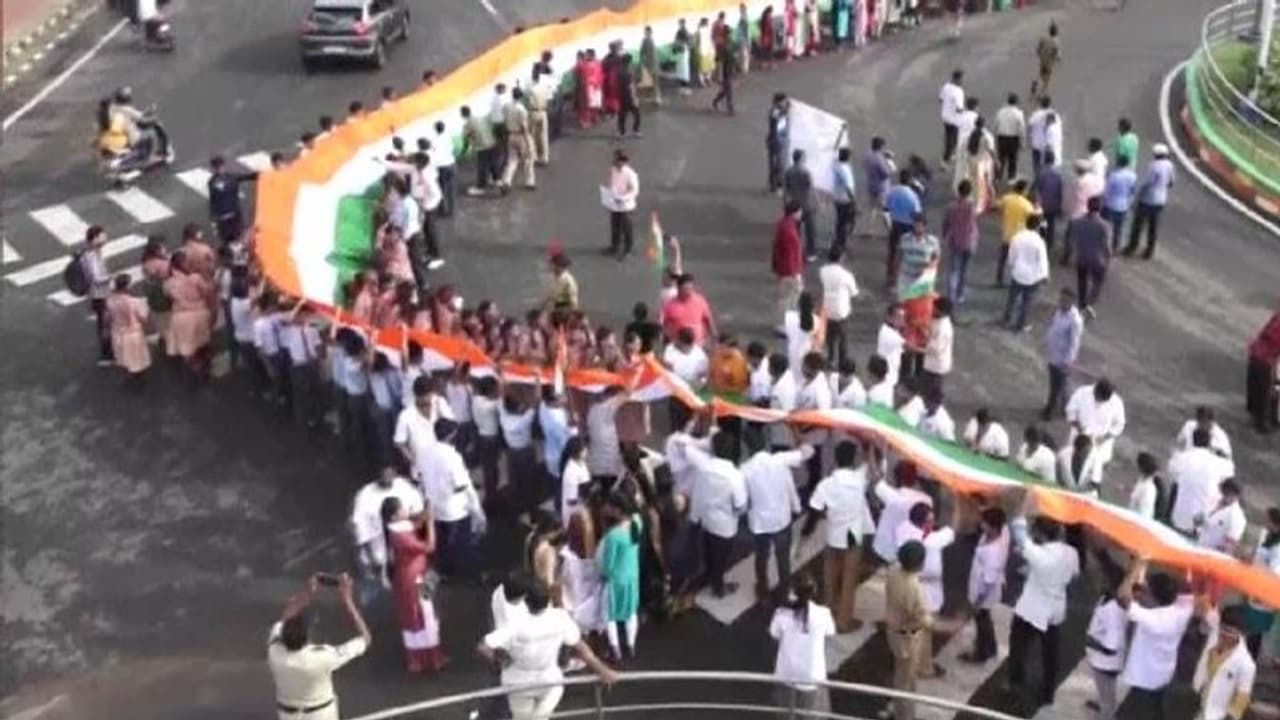 হর ঘর তিরঙ্গায় উড়ল ৩০০ মিটারের পতাকা, অন্ধ্রপ্রদেশের বিশাখাপত্তনমে বিশাল মানববন্ধন হর ঘর তিরঙ্গায় উড়ল ৩০০ মিটারের পতাকা, অন্ধ্রপ্রদেশের বিশাখাপত্তনমে বিশাল মানববন্ধন