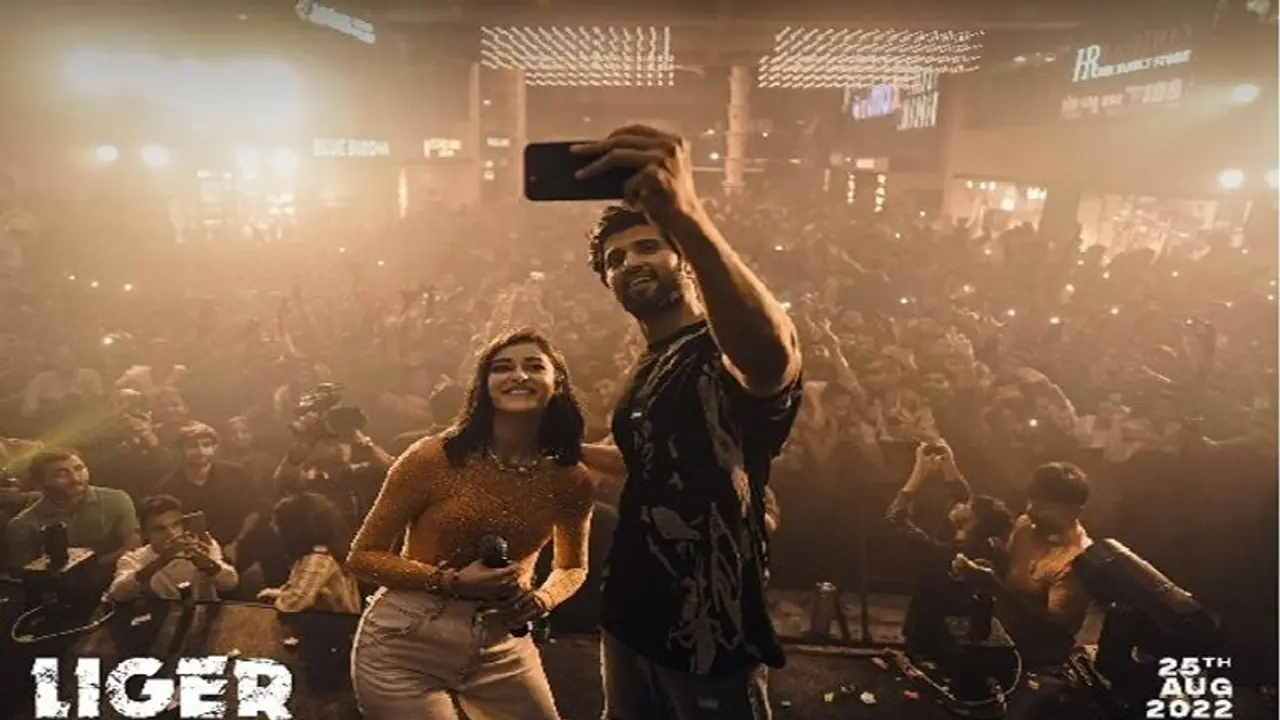 విజయ్ క్రేజ్ ను చూసి షాక్ లో బాలీవుడ్, రౌడీ హీరో కోసం భారీగా తరలివచ్చిన ఫ్యాన్స్ విజయ్ క్రేజ్ ను చూసి షాక్ లో బాలీవుడ్, రౌడీ హీరో కోసం భారీగా తరలివచ్చిన ఫ్యాన్స్