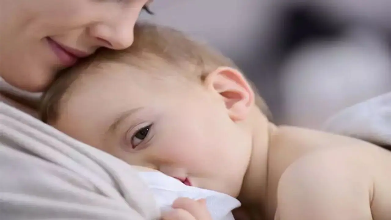 क्या बार बार दूध पिलाने के बाद भी बच्चा रह जाता है भूखा, तो इस तरह बढ़ाएं ब्रेस्ट मिल्क क्या बार बार दूध पिलाने के बाद भी बच्चा रह जाता है भूखा, तो इस तरह बढ़ाएं ब्रेस्ट मिल्क